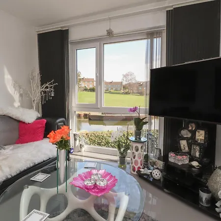 17 Alexandra Court Apartment *